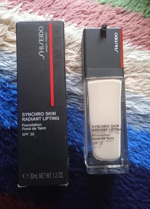 Тональная основа synchro skin radiant lifting, shiseido