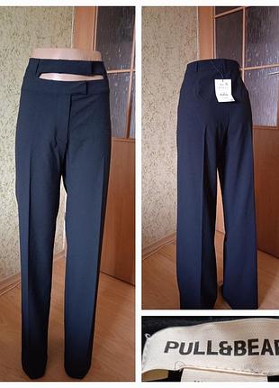 Эластинные брюки со стрелками и двойным поясом pull & bear