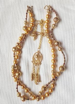 Набір дву рядні буси зі штучних перлів з ажурними металевими намистинами та ланцюжок з кулоном
