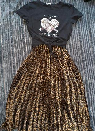 Спідниця від primark розмір л + футболка розмір м,можна носити як костюм а можна окремо.стан як нове