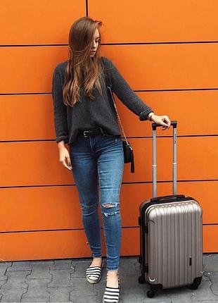 Маленька пластикова валіза з розширенням польського бренду, є кольори та розміри.