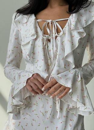 Легка жіноча сукня з воланами в квітковий принт