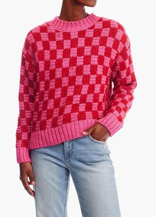 Яскравий светр у клітинку малинового кольору
