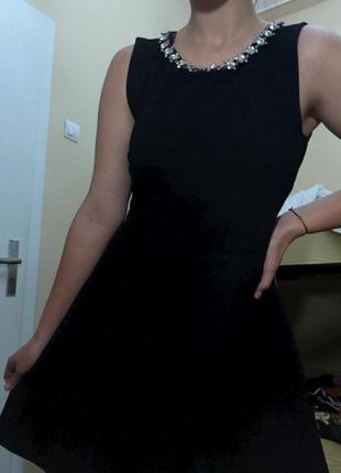 Черное платье с пришитыми украшениями4 фото