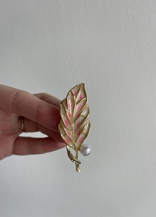 Металева брошка перламутрове листя