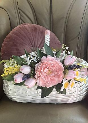 Крупная корзина из белой лозы украшена цветами, корзина крупнокожная, корзина для пояски