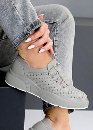 Полностью кожаные женские слипоны серые на спортивной подошве, мягкие слипоны с перфорацией, тренд в