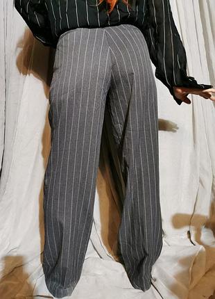 Серые в полоску штаны, брюки