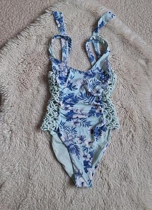 Слитный купальник с переплетениями по бокам