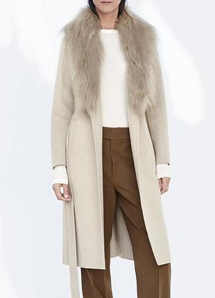 Шикарное пальто бежевое на поясе длинное zara с искусственным мехом