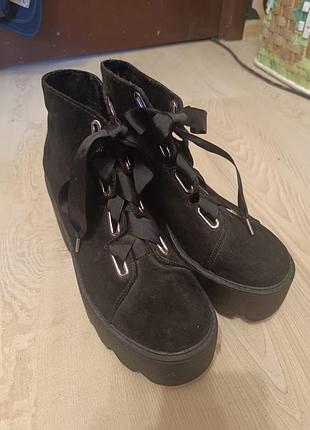 Готические ботинки на тракторной подошве