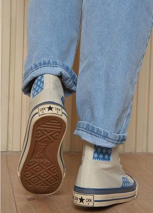 Новые высокие кеды "converse" классического дизайна с уникальным синим узором по бокам.