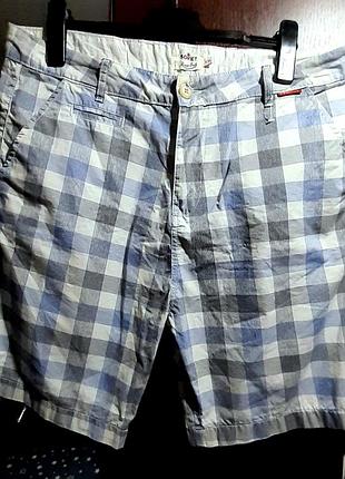 Лёгкие мужские шорты в клетку.