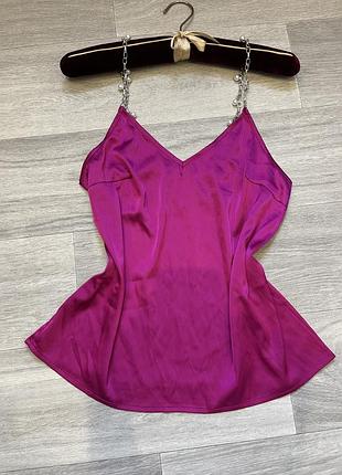 Атласная майка классическая розовая фуксия с цепочкой шлейкой на
