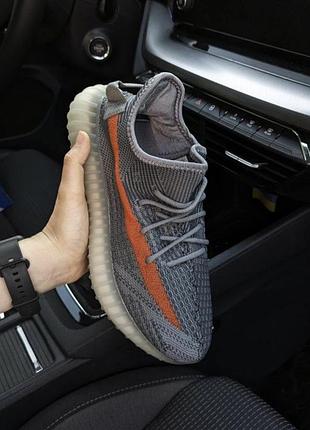 Чоловічі кросівки adidas yeezy boost 350 v2 grey orange темно-сірі з помаранчевим  мужские кроссовки адидас изи темно- серые с оранжевым