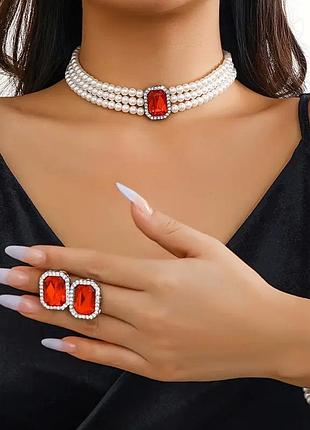 Роскошный комплект с жемчугом и стразами, колье-чокер, браслет и серьги с красными фианитами.