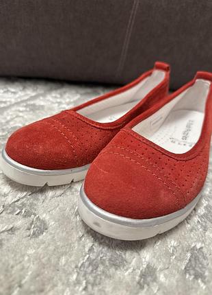 Замшеві червоні лофери  hush puppies