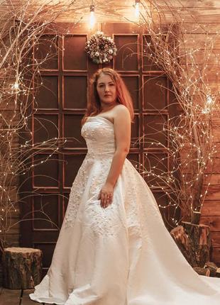 Свадебное платье расшитое бисером с длинным шлейфом1 фото