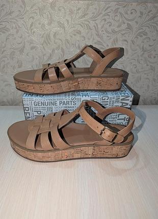 Papaya кожаные босоножки 38 р по губам 25 см ширина 9 см танкетка зад 4 см перед 3 см