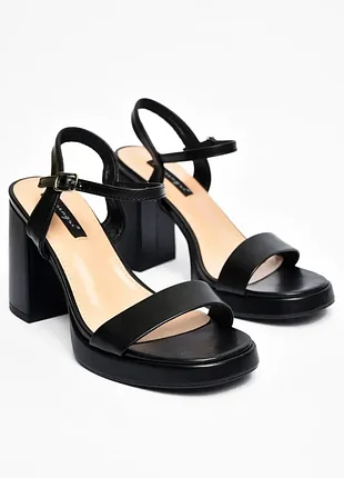Босоножки на каблуке