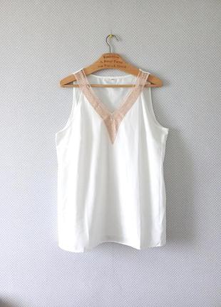 Білий топ з мереживом