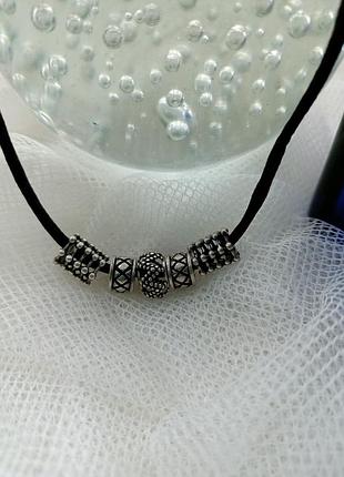 Колье серебряное (шелковый шнурок и серебряные бусины - слоями)