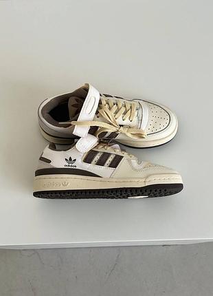 Жіночі кросівки