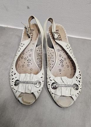 Білі босоніжки з перфорацією на маленьких каблуках р.37