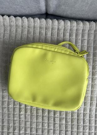 Сумочка яскравого кольору pull&bear