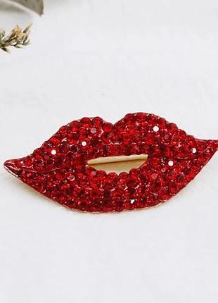 Изящная брошь красные губы со стазами, брошка красные губки стразы камни, брошь губы