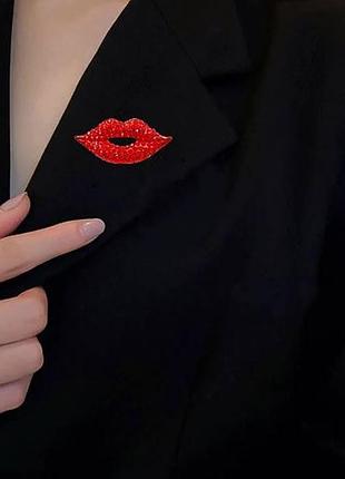 Изящная брошь красные губы со стазами, брошка красные губки стразы камни, брошь губы