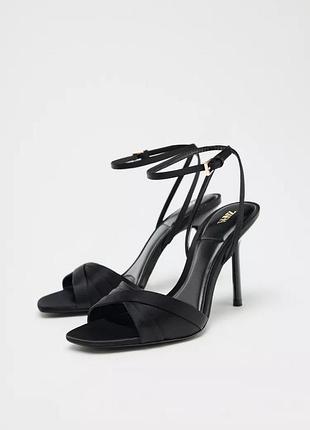Чорні сатинові босоніжки zara new