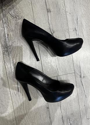 Чорні шкіряні туфлі на високих підборах, р.40