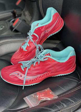 Малиновые кроссовки для бега шиповки saucony kilkenny xc
