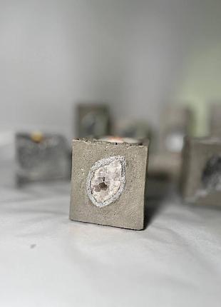 Бетонный подсвечник из бетона с камнями редкостная жеoda кварца