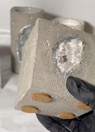 Бетонный подсвечник из бетона с камнями редкостная жеoda кварца
