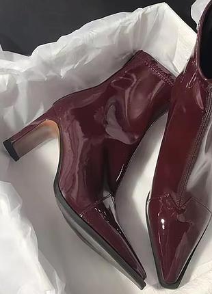 Ботильони з гострим мисом, лакові, бордо