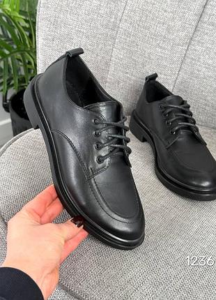 Красивые кожаные женские кеды на низком каблуке и шнурках