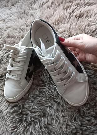 Білі кеди, кросівки