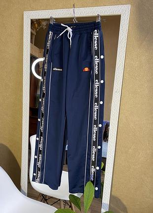 Ласощі на кнопках ellesse