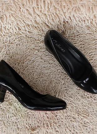 Черные лакированные туфли 36, 38 размера