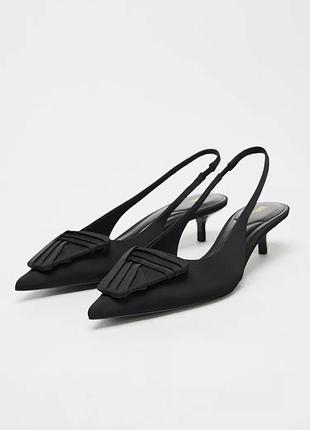 Відкриті текстильні туфлі з аплікацією