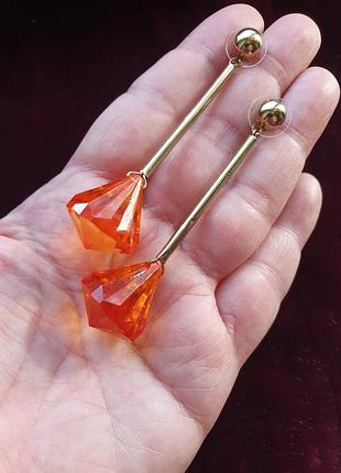 Пусеты-подвески с оранжевыми пластиковыми кристаллами