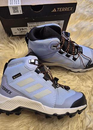 Спортивні кросівки adidas