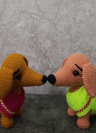 В язана іграшка такса