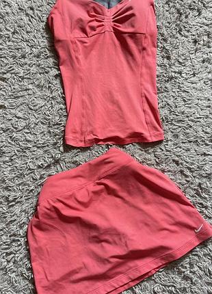 Спортивный костюм nike dri-fit, топ и юбка - шорты