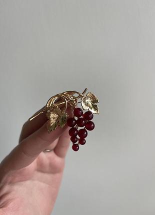Металева брошка стиглий виноград