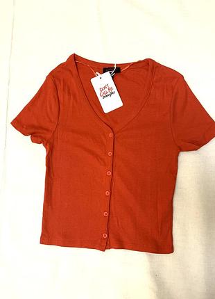 Новая красная футболка на пуговицах