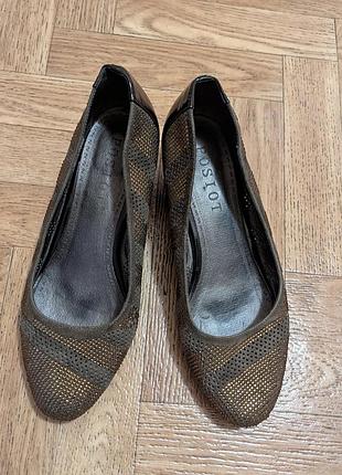 Туфли замшевые перфорированные цвета хаки со стразами. в хорошем состоянии.