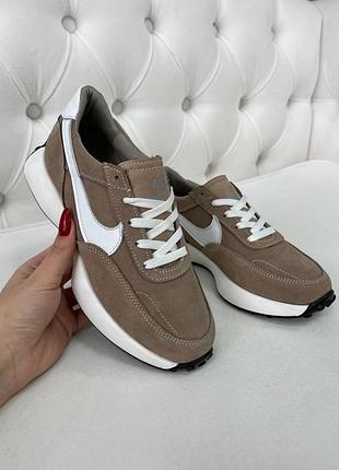 Женские кроссовки